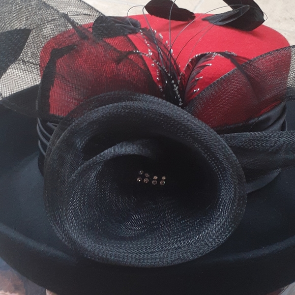 *SOLD*VINTAGE ๐Red & Black Wool Hat w/Plum - Picture 5 of 6